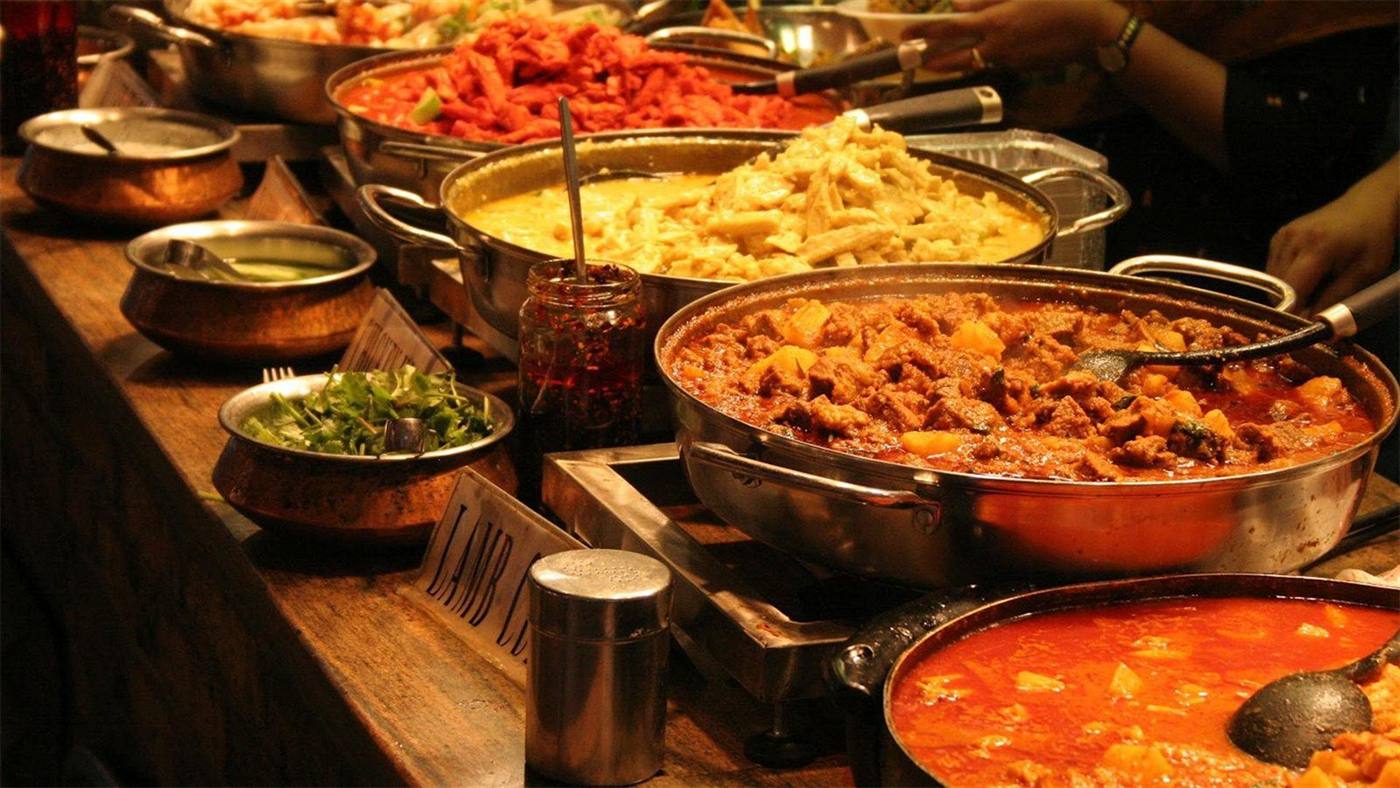 Luxuriöses Catering-Buffet mit warmen Speisen