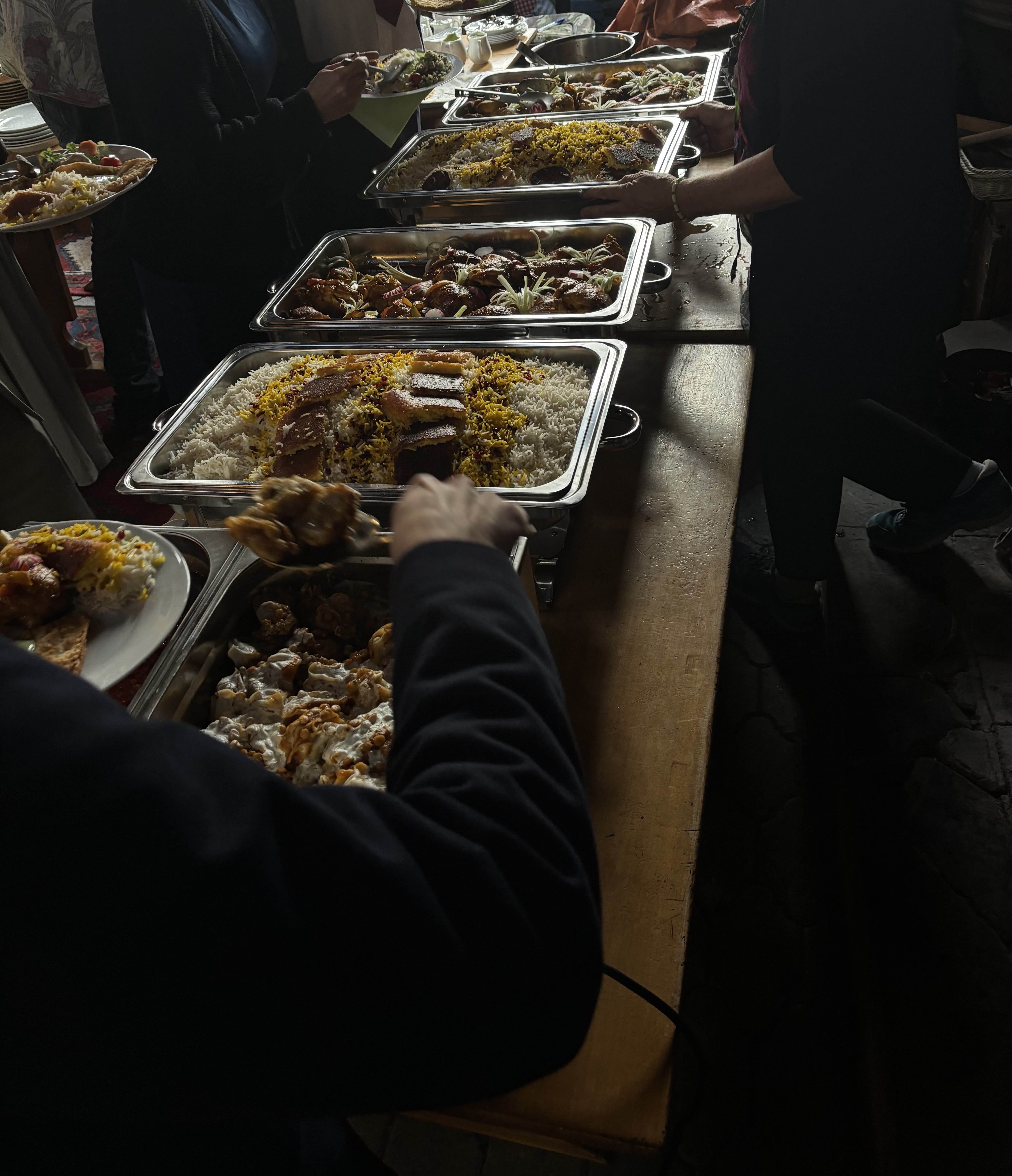 Catering-Buffet mit Reis, Kebab und Beilagen