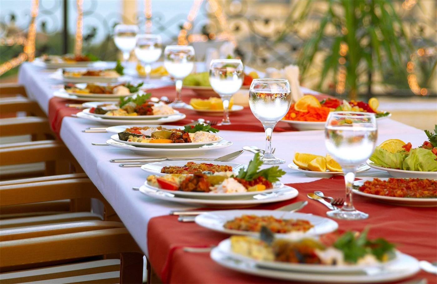 Festlich gedeckte Tafel mit persischem Catering